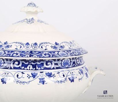 null LONGWY

Soup tureen covered in earthenware with decoration in blue monochrome...