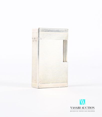 null DUPONT

Lighter in silver plated metal with stripes decoration, it presents...