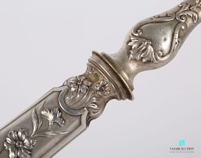 null Salad set, the handle in silver with flowers and foliage, the metal ferrule...