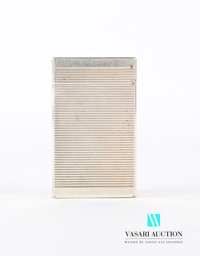 null DUPONT

Lighter in silver plated metal with stripes decoration, it presents...