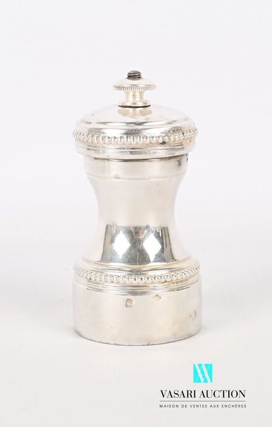 null Pepper mill in silver, it is decorated with two friezes of pearls.

Goldsmith...