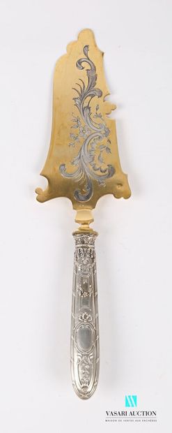 null Pie server, the handle in filled silver decorated with a blind medallion inscribed...