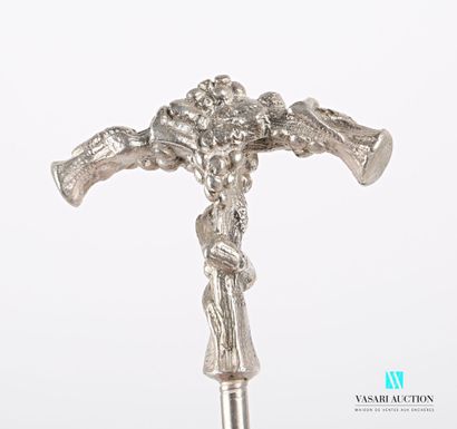 null Corkscrew, the catch in silver decorated with vine branches.

Height : 13,5...