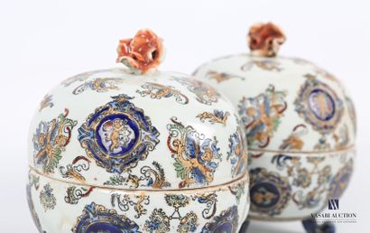 null CHINA

Set of two porcelain ball-shaped boxes with polychrome decoration of...