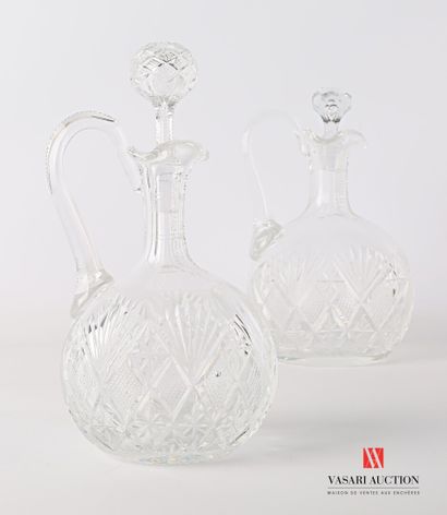 null SAINT LOUIS

Suite of two carafes in cut crystal model Florence with decoration...