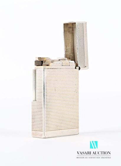 null DUPONT

Lighter in silver plated metal with stripes decoration, it presents...