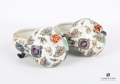 null CHINA

Set of two porcelain ball-shaped boxes with polychrome decoration of...