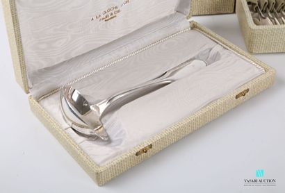 null Silver-plated metal set, the handle decorated with nets finished by a frieze...