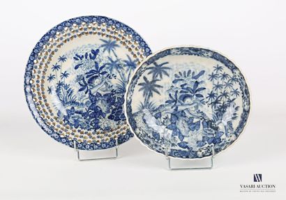 null CHINA

Set of two bowls, one oval, the other round with openwork border, they...