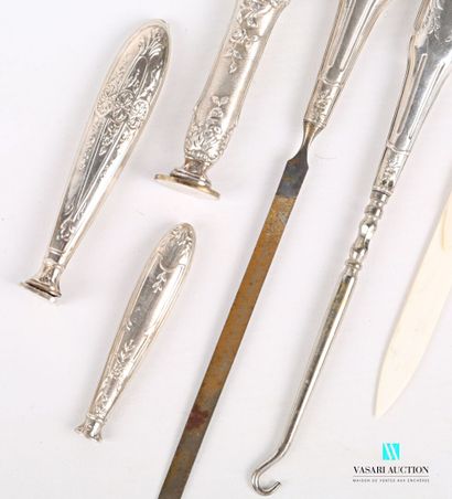 null Silver lot including three seals, a file, a lace puller and a paper cutter.

(accidents,...