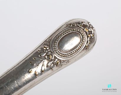null Lot en métal argenté comprenant un manche à gigot à décor d'un médaillon aveugle...