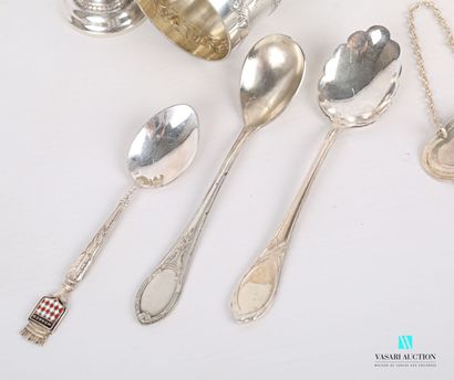 null Lot in silver plated metal including a basket of round form hemmed with a frieze...