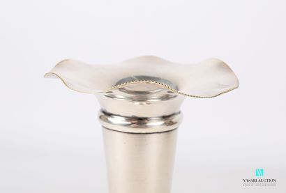 null Vase soliflore en métal argenté posant sur une base ronde à doucine ourlée d'une...