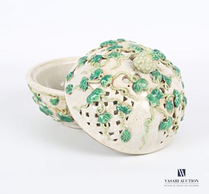 null CHINA

Round pot pourri in beige cracked porcelain, it is decorated with ivy...