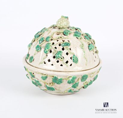 null CHINA

Round pot pourri in beige cracked porcelain, it is decorated with ivy...
