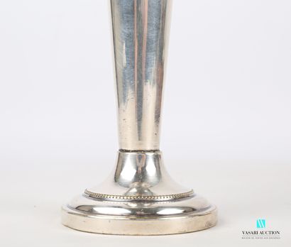 null Vase soliflore en métal argenté posant sur une base ronde à doucine ourlée d'une...