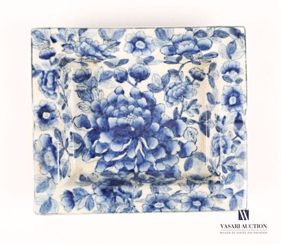 null CHINA

Rectangular ashtray in white porcelain decorated with peonies in blue...
