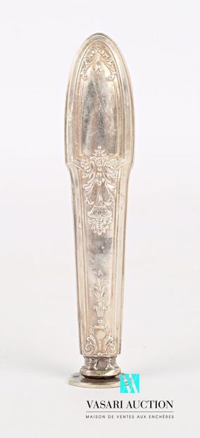 null Blind cachet in silver, the handle hemmed with nets and decorated with foliage,...