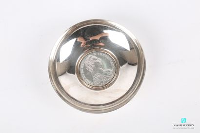  Coupelle en métal argenté de forme ronde présentant en son centre un thaler en argent...