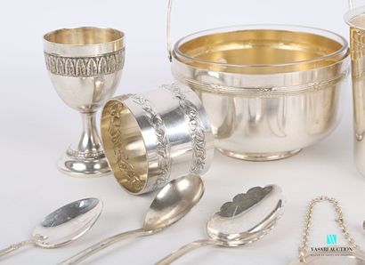 null Lot in silver plated metal including a basket of round form hemmed with a frieze...