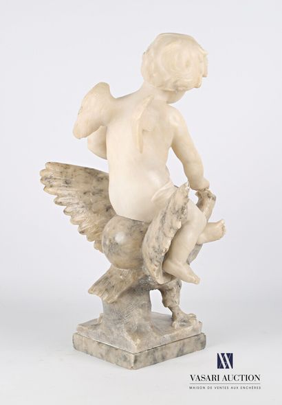 null Sujet en albâtre représentant un Cupidon sur un aigle.

(socle désolidarisé,...