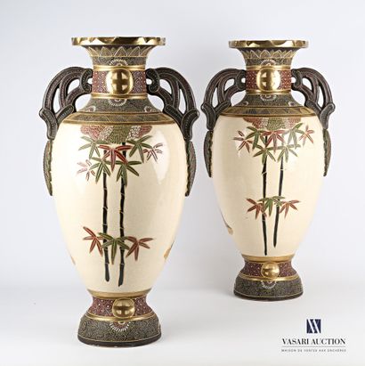 null JAPAN - SATSUMA

Pair of earthenware ovoid vases with polychrome decoration...