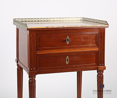 null Mahogany and mahogany veneer table, it is topped with a rectangular breccia...