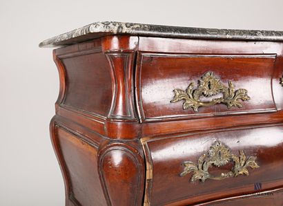 null Chest of drawers called tomb in molded mahogany, it opens in front of four drawers...