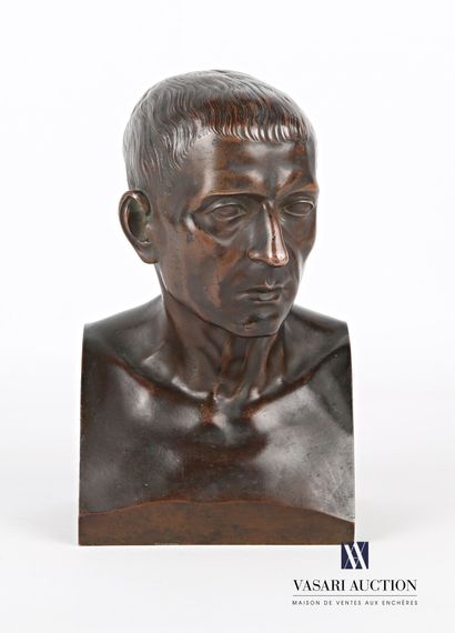 null Buste en bronze à patine brune représentant l'imperator César.

(usure à la...