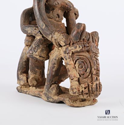 null CAMEROON 

Terracotta statuette representing two characters riding an equine.

(accidents...