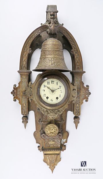 null Important bronze cartel, the dial of round shape enamelled white indicates the...