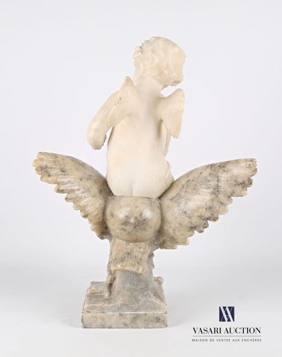 null Sujet en albâtre représentant un Cupidon sur un aigle.

(socle désolidarisé,...