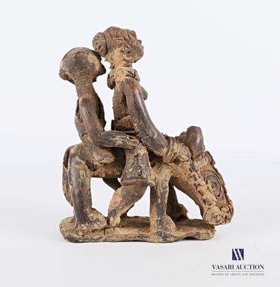 null CAMEROON 

Terracotta statuette representing two characters riding an equine.

(accidents...