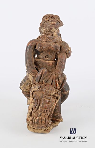 null CAMEROON 

Terracotta statuette representing two characters riding an equine.

(accidents...
