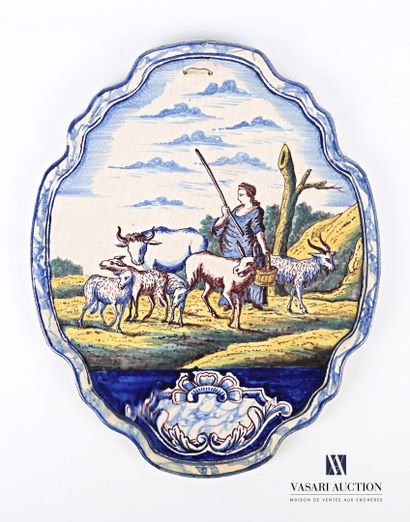 null DELFT

Plaque en faïence à décor peint d'une bergère aux moutons, âne et taureau...