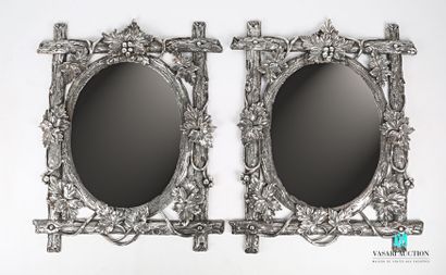 null Paire de miroirs en bronze argenté présentant une glace biseauté à vue ovale,...