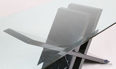 null Table de salle à manger, le plateau en verre légèrement bisauté de forme rectangulaire...