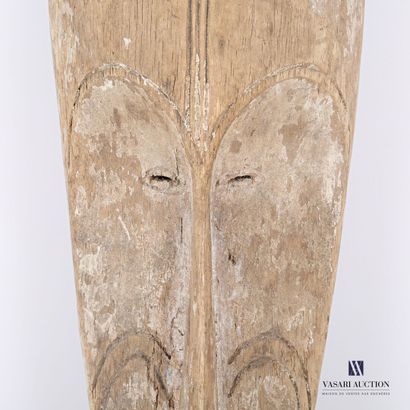 null FANG - GABON

Carved and patinated wooden mask decorated with curved motifs...