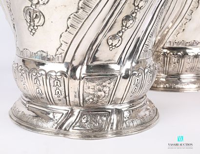 null Pair of large covered pots in silver plated metal, it rests on a round base...