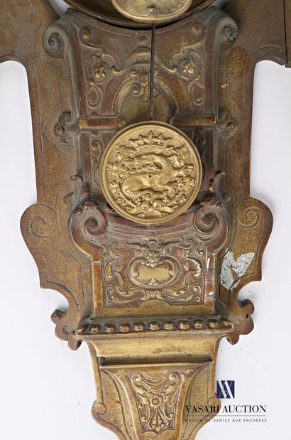 null Important bronze cartel, the dial of round shape enamelled white indicates the...