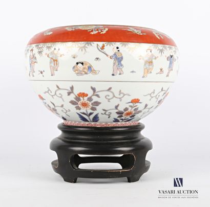 null JAPAN

White porcelain planter with Imari decoration of flowers and butterflies...