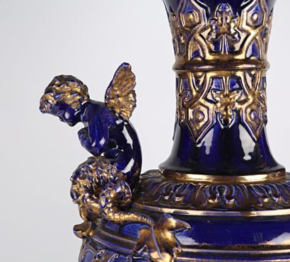 null Vase de forme balustre en faïence teintée bleu nuit et rehaut d'or, la bordure...