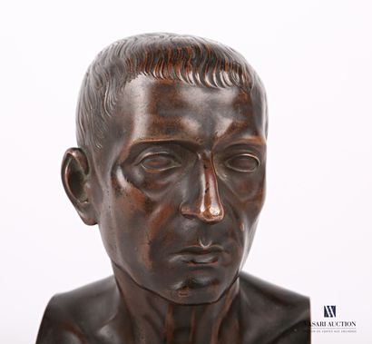 null Buste en bronze à patine brune représentant l'imperator César.

(usure à la...