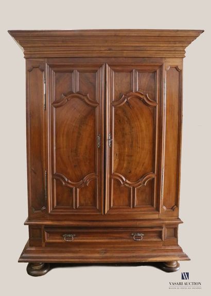 null 
Cabinet in molded natural wood, it opens in its upper part by two leaves decorated...
