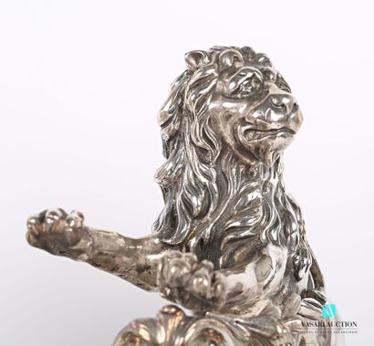 null Paire de devants de chenet en bronze argenté figurant un lion, les antérieurs...