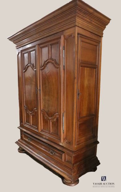 null 
Cabinet in molded natural wood, it opens in its upper part by two leaves decorated...