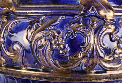 null Vase de forme balustre en faïence teintée bleu nuit et rehaut d'or, la bordure...