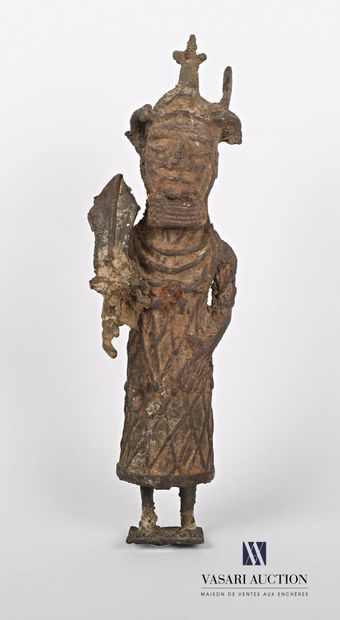null AFRIQUE - BENIN 

Sujet en bronze figurant un guerrier casqué 

Début XXème...