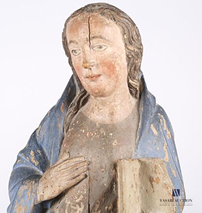 null 
Grande Vierge en bois sculptée et polychrome, dos évidé. Marie se tient debout,...