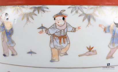null JAPON

Cache-pot en porcelaine blanche à décor dit Imari de fleurs et papillons...